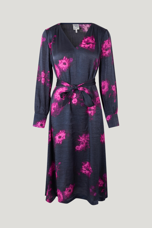 Aradina Dress Pink Margot Flower This midi-length, V-neck dress features a removable tie belt at the waist, oversized cuffs, pockets, and slits at the sides - front image