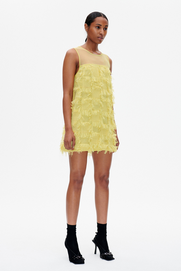 Alizeh Dress Jaune Yellow Short dress with mesh over the shoulders and back - model image