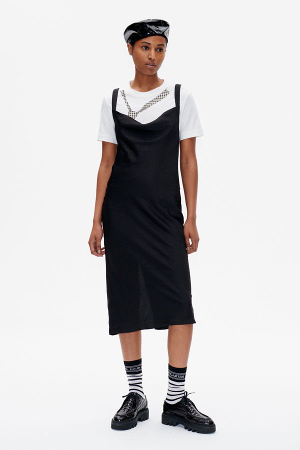 Agamora Kjole Black Slip-kjole i midilængde med vandfaldsudskæring - model image