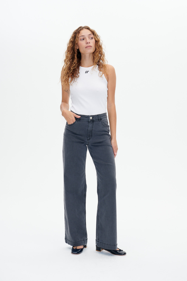 Nicette Jeans Grey Denim High-waisted jeans with wide legs - model image