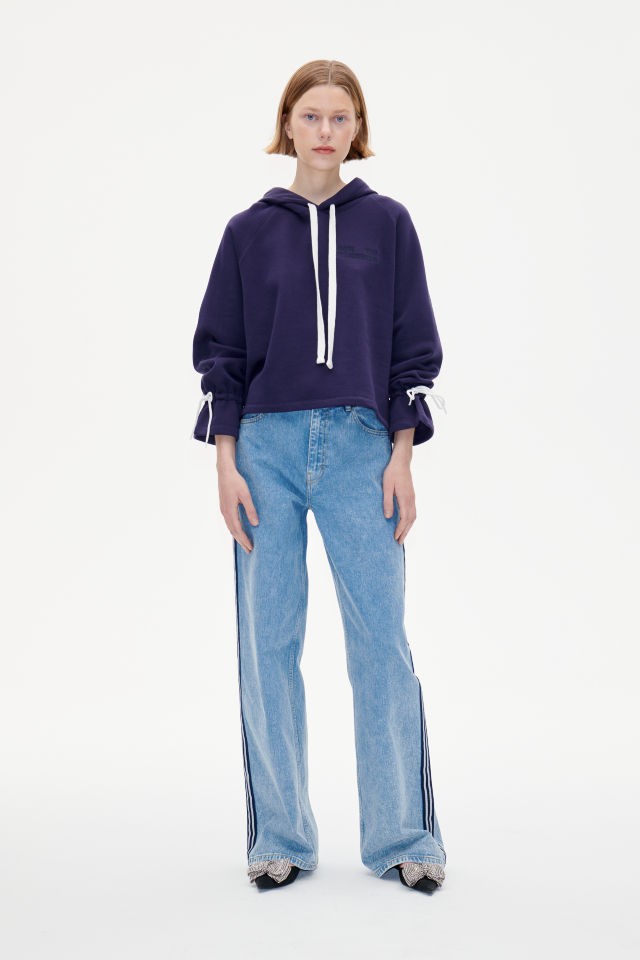 Juta Top Inkling Blue This cropped, hooded sweatshirt features drawstring ties at the neck and wrists, as well as a dipped hem - model image