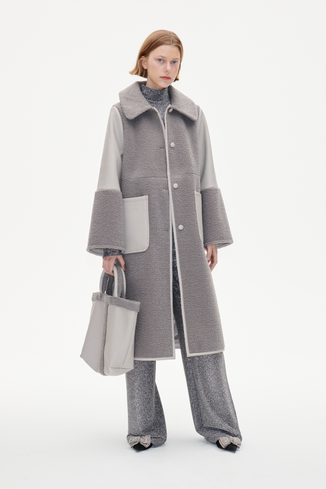 Dea Coat Opal Grey このオーバーサイズのコートは、フェイクムートンとフェイクレザーのパネルが特徴です - モデル画像
