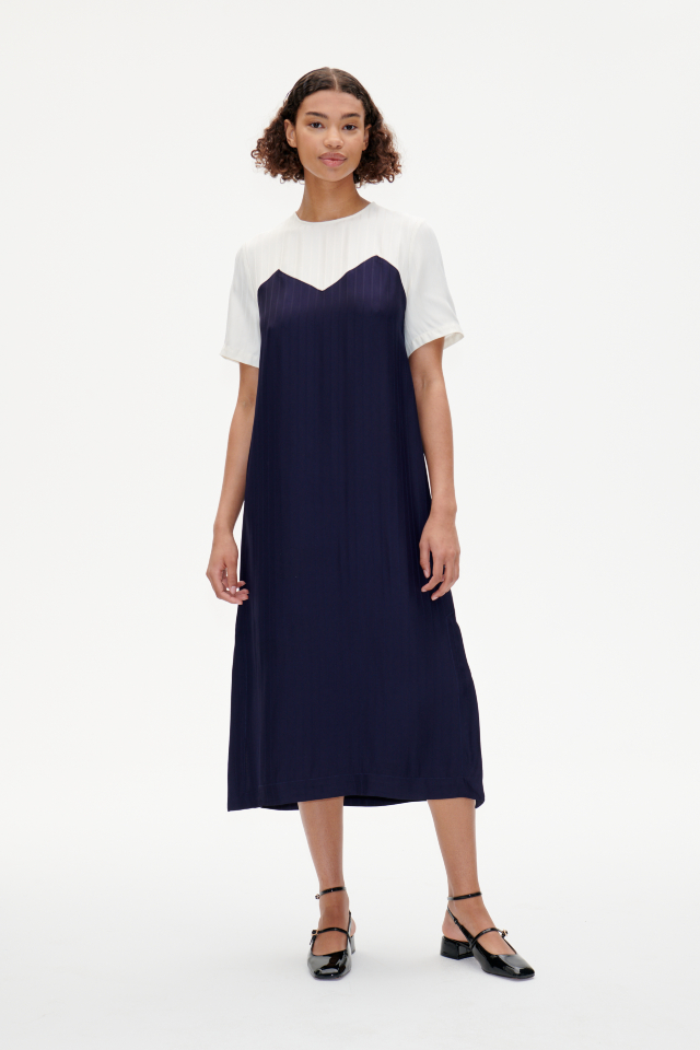 Anwita Dress Inkling Blue This midi-length dress features button closures at the back of the neck, a sweetheart-style pattern at the chest, and slits at the sides - model image