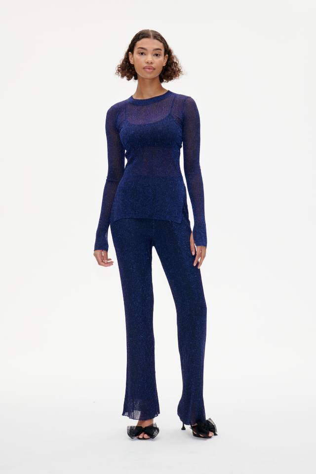 Catori Sweater Purple Lurex This ribbed top has slits at the sides and a sheer finish - model image