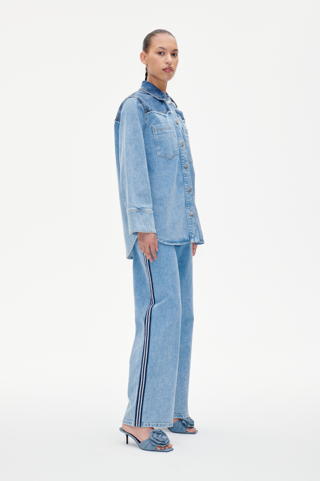 Mati Shirt Medio Blue Denim This thick denim shirt features large button closures, patch pockets at the front, and buttoned cuffs - model image