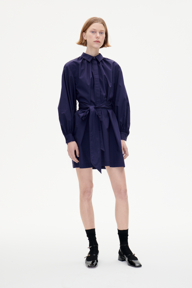 Aubree Dress Inkling Blue This collared shirt dress has a tie belt at the waist and pockets at the sides - model image