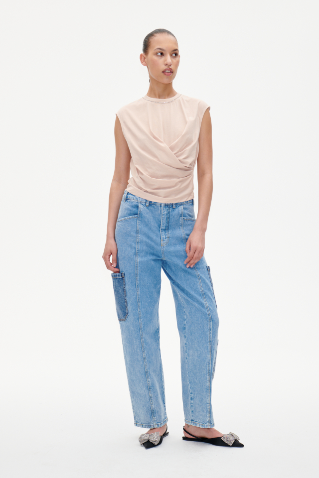 Nachi Jeans Medio Blue Denim These ankle-length, mid-rise jacquard trousers feature a zip fly with button closure - model image